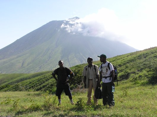 Kocken och våra guider framför Oldinay Lengai