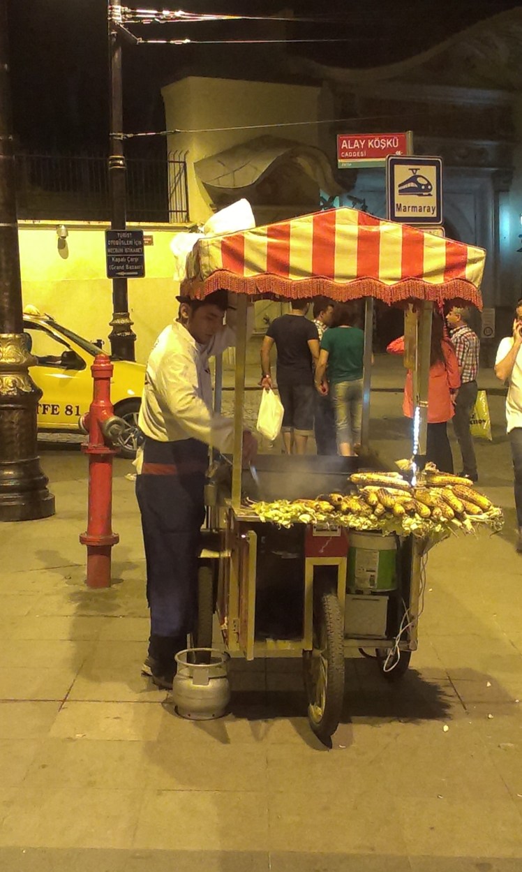 Du ser ofta gatustånd med rostade kastanjer eller grillad majs