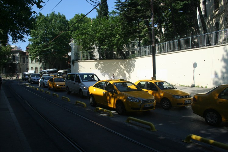 Åka taxi är billigt. De kör är gula och kör på taxameter