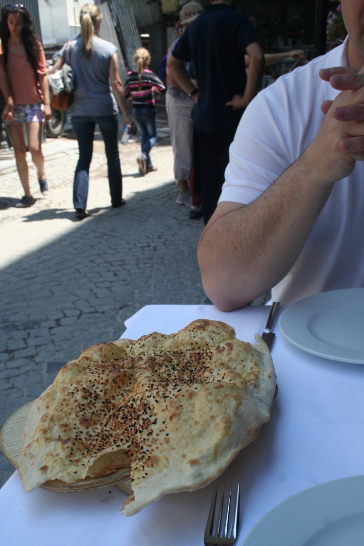 Poof-bröd som serveras på de flesta restauranger innan maten kommer in. Jättegott med hommus.