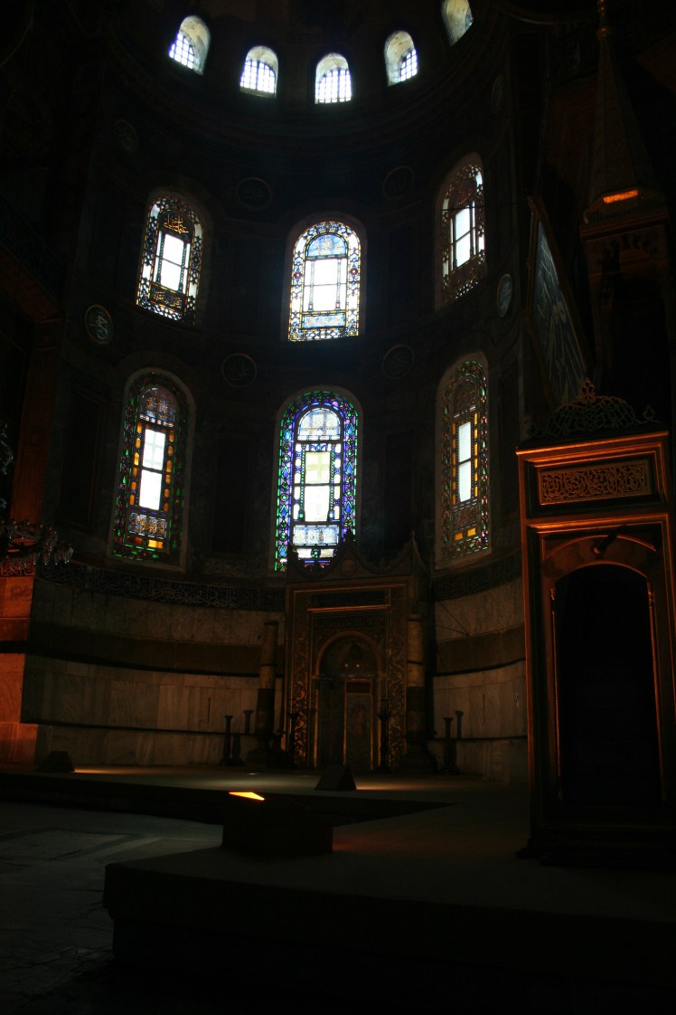 Till höger skymtas minbaren som är moskéns motsvarighet till predikstol och rakt fram mihrab som är en väggnisch som alltid vetter mot Mekka.