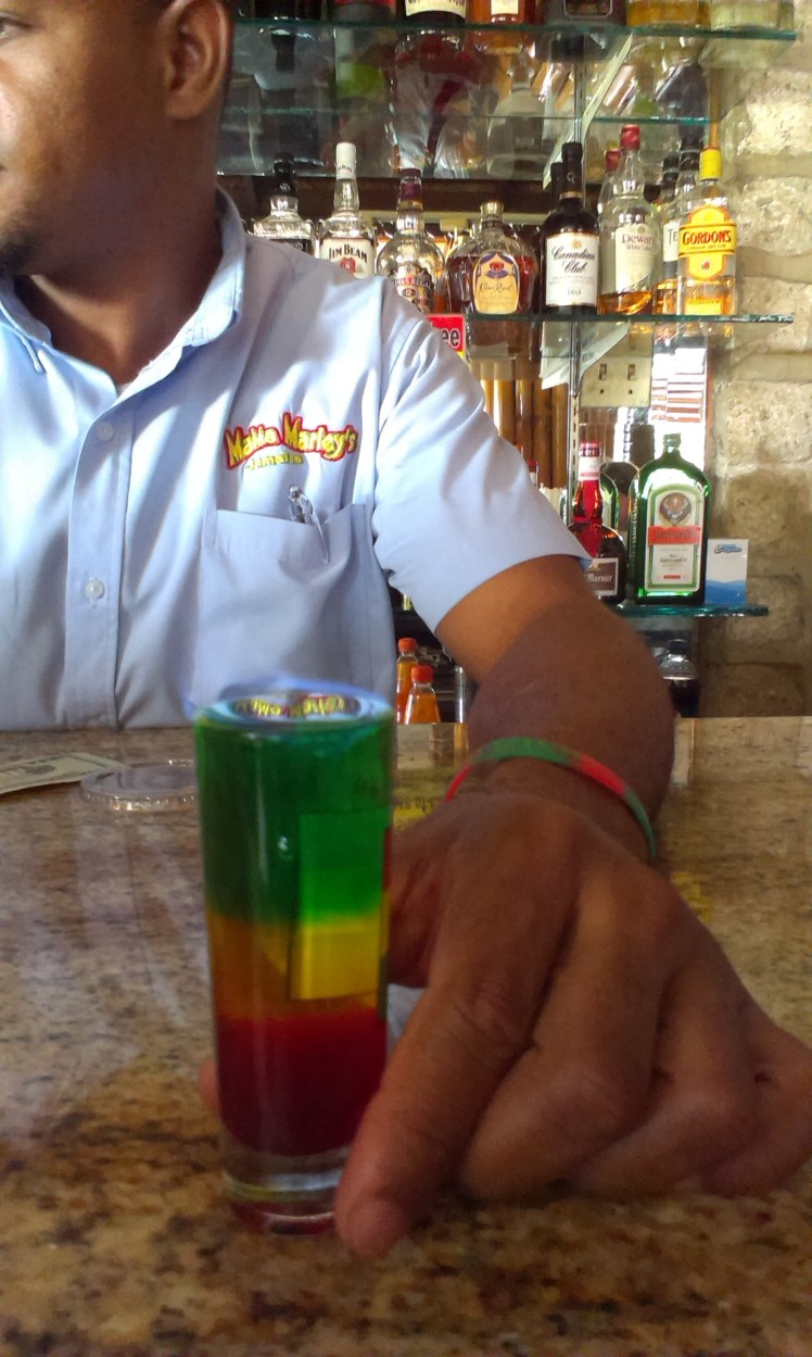 9 mile reggae shot med grenadine, bananlikör och mintlikör för att skapa rastafärgerna. Spetsad med vit rom och drickes brinnande med sugrör. 