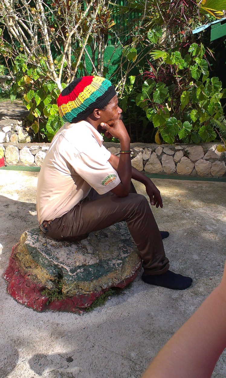 Benjamin sittandes på stenen som Bob Marleys sägs ha använt som huvudkudde fler gånger. 