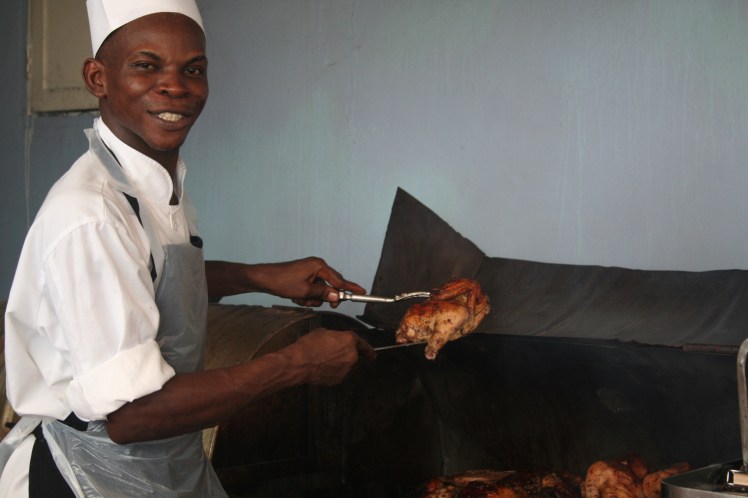 Jerk chicken-kocken som vi kallade galne kocken eftersom han tjoade, sjöng och spelade calypso på stekfaten