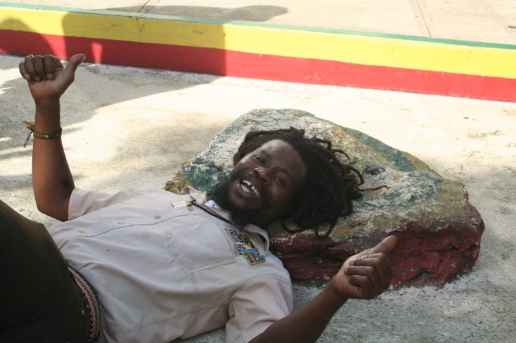 Benjamin på Bob Marleys tankesten. Nine Mile