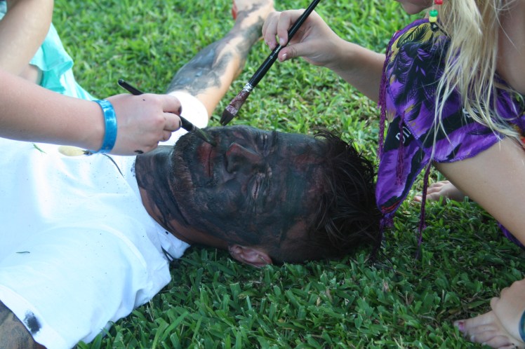 Stackars Jonas. "Paint the guide" kan nog inte vara favoritmoment hos Ving-guiderna ;)