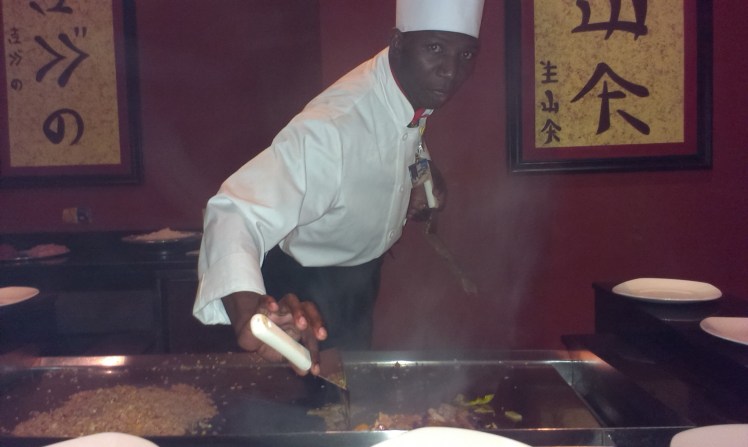 På japanska a la carte-restauranger står kocken i centrum omgiven av oss hungriga sittandes runt stekbordet. Kul koncept och fantastiskt god mat. 