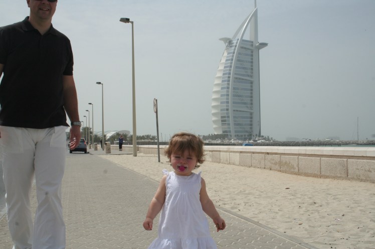 Pelle och lilla Moa framför Burj Al Arab