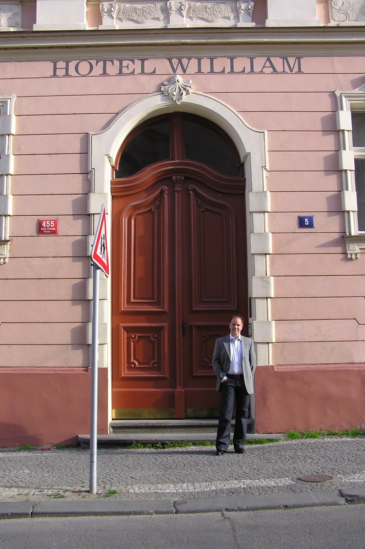 Gigantiska porten in till Hotel William