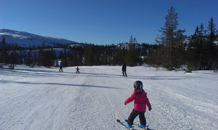 Moa åker slalomtävling 