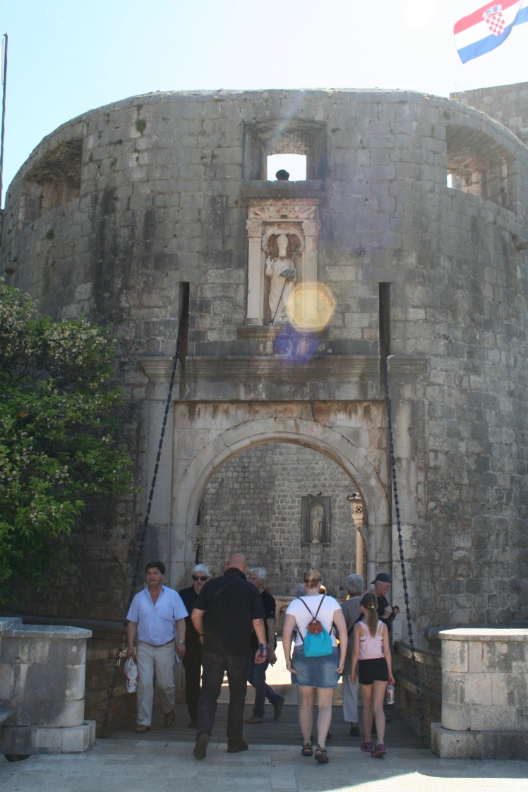 Pileporten är ingången till Stari Grad. Över porten finns en avbild av St Blasius, stadens skyddshelgon. Precis innanför porten till vänster finns entrén upp till muren.