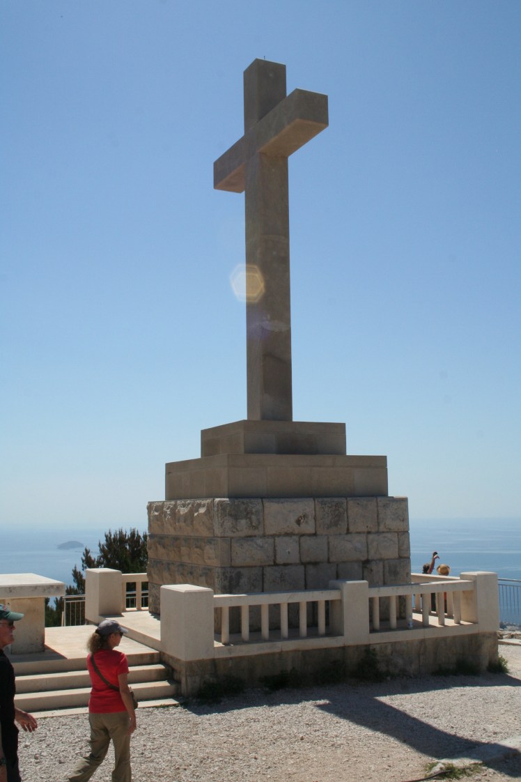 Stora korset på toppen syns väl från staden