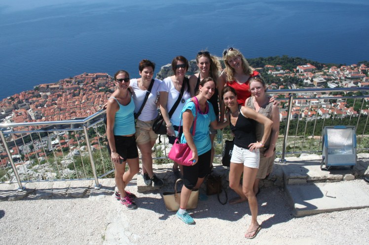 Hela damklubben samlad med Dubrovnik som bakgrund