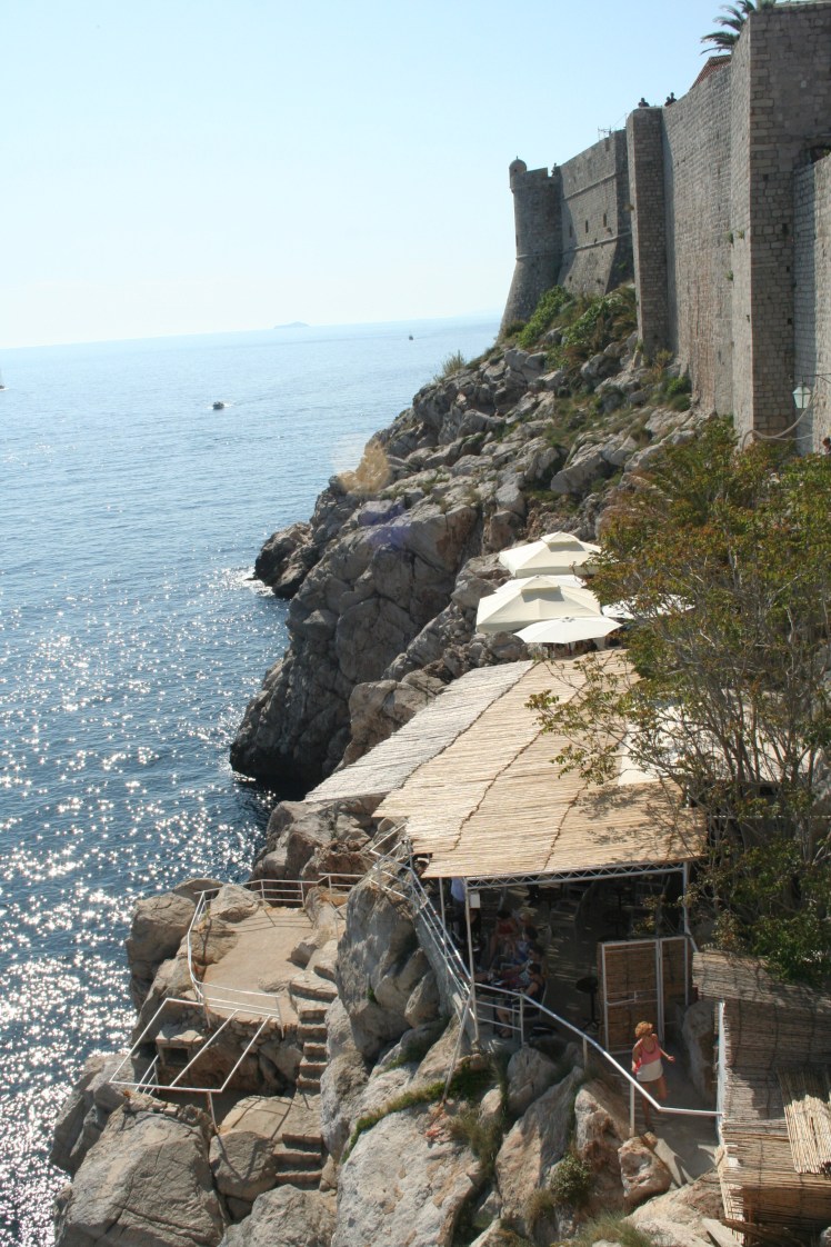 Utsikt över det som blev vår favoritbar, Buza, som ligger på klipporna utanför muren.