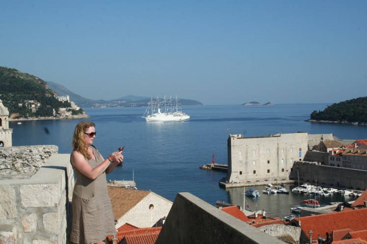 Fina reskamraten Jina gick med längs muren